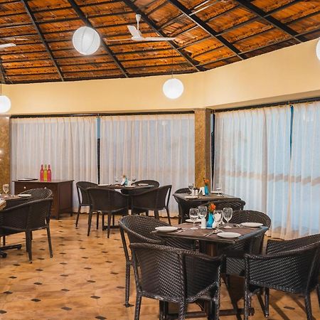 Coconut Grove Beach Resort Colva Exteriör bild