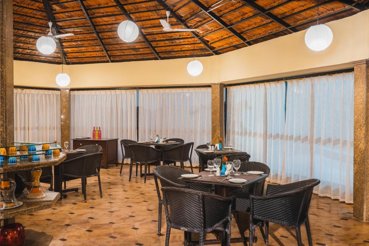 Coconut Grove Beach Resort Colva Exteriör bild