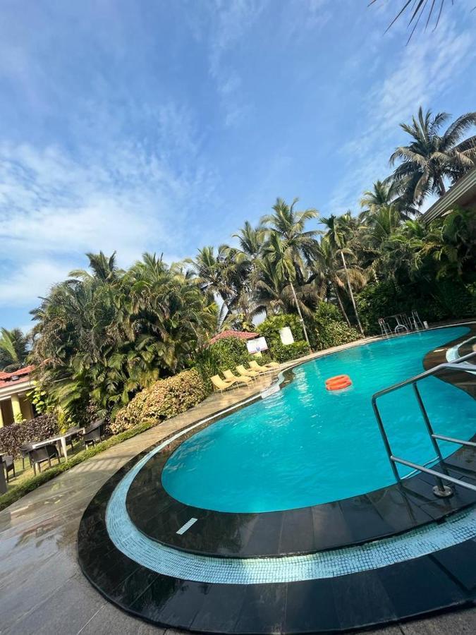 Coconut Grove Beach Resort Colva Exteriör bild