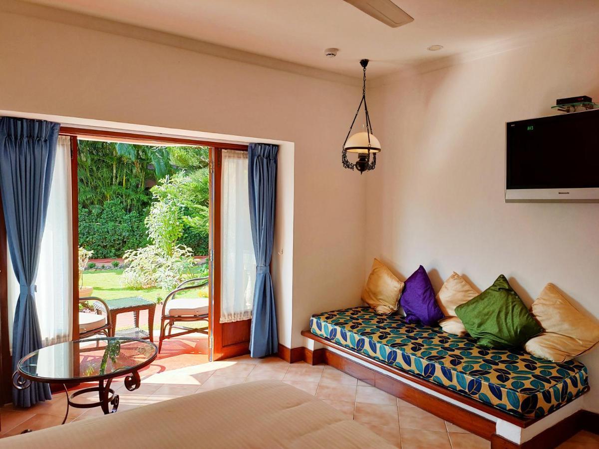 Coconut Grove Beach Resort Colva Exteriör bild