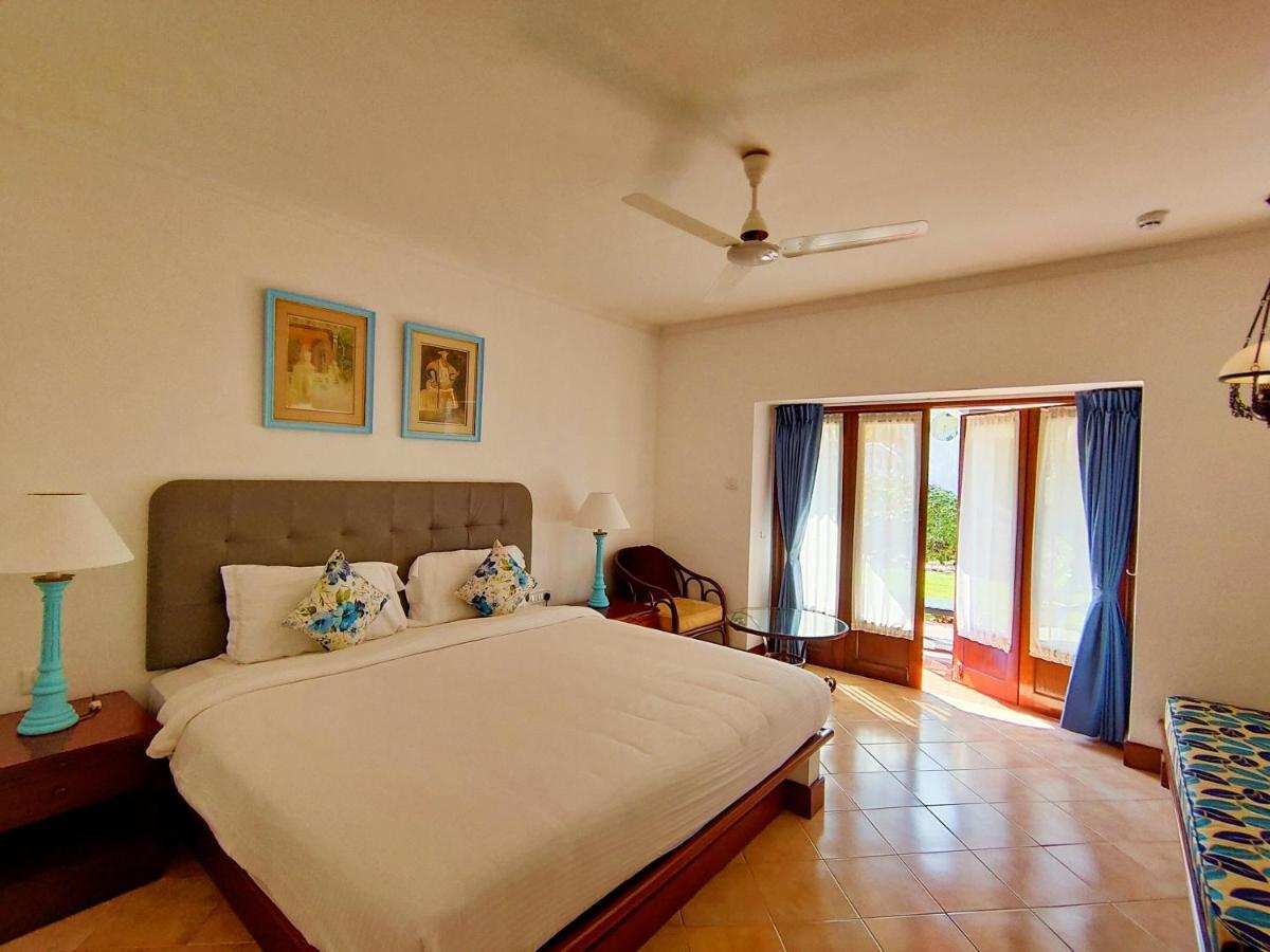 Coconut Grove Beach Resort Colva Exteriör bild