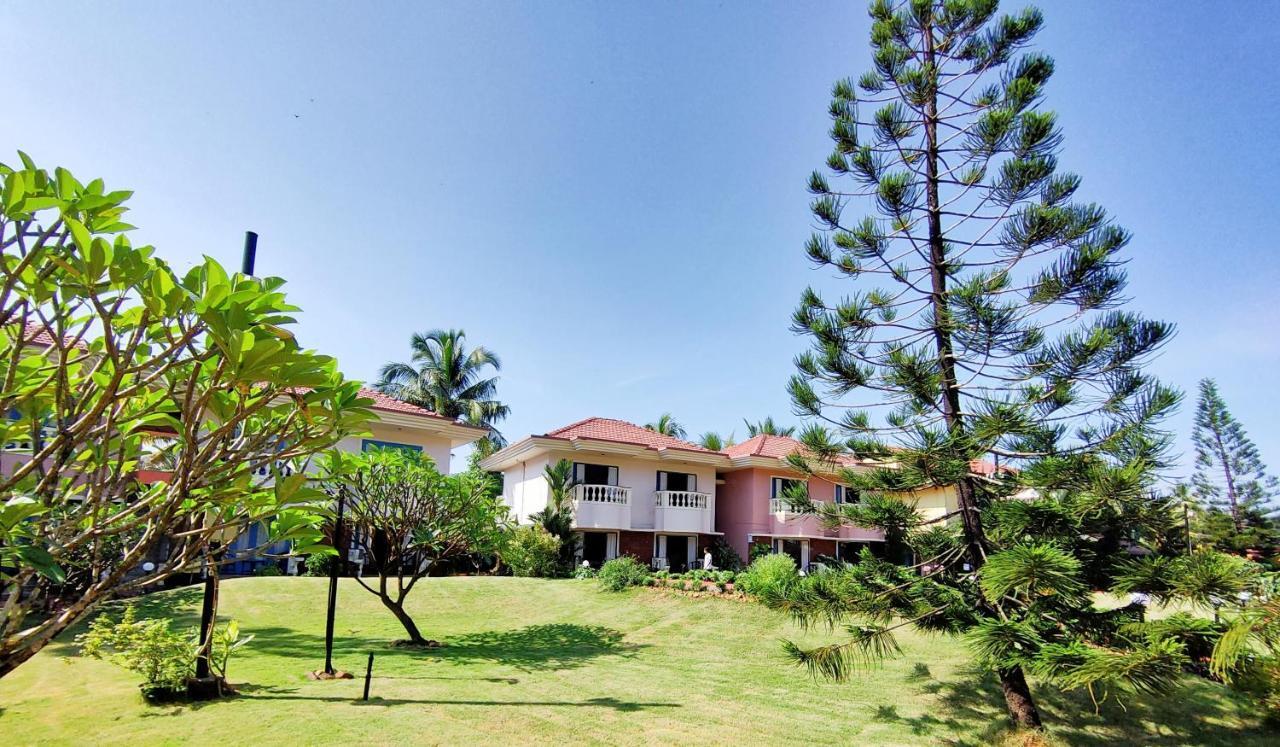 Coconut Grove Beach Resort Colva Exteriör bild