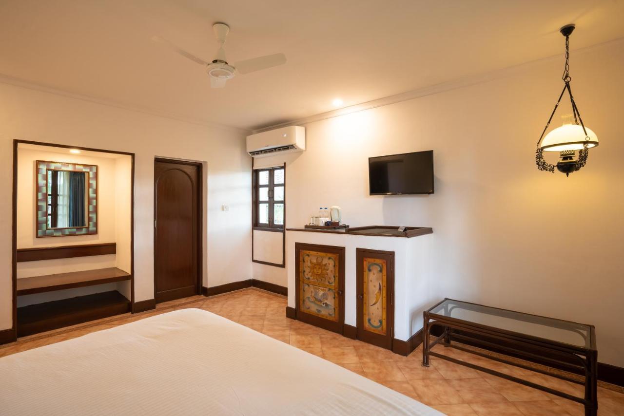 Coconut Grove Beach Resort Colva Exteriör bild