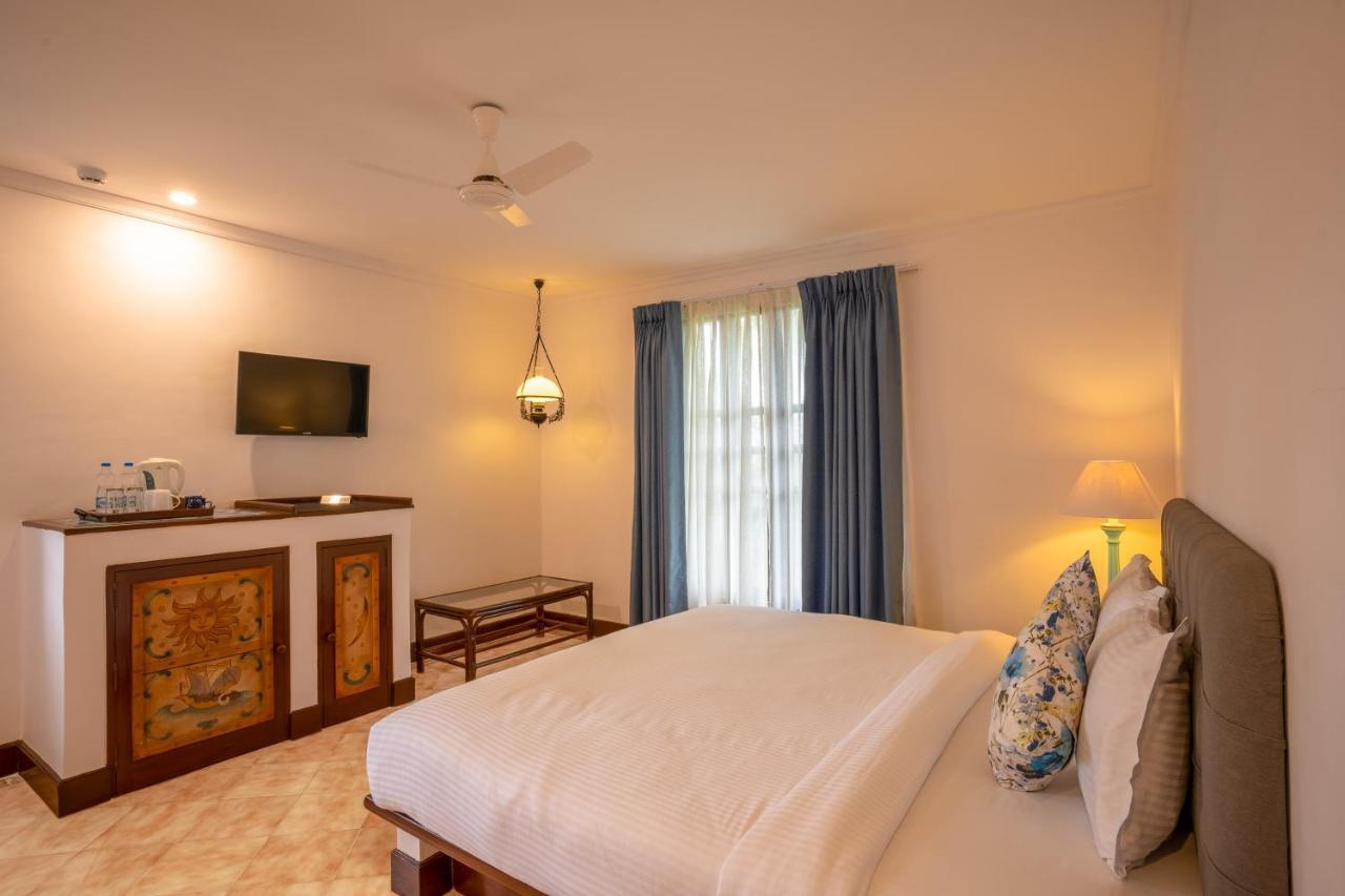 Coconut Grove Beach Resort Colva Exteriör bild
