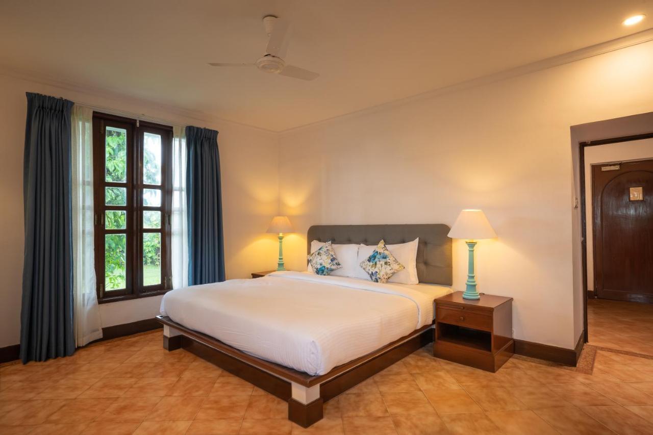 Coconut Grove Beach Resort Colva Exteriör bild