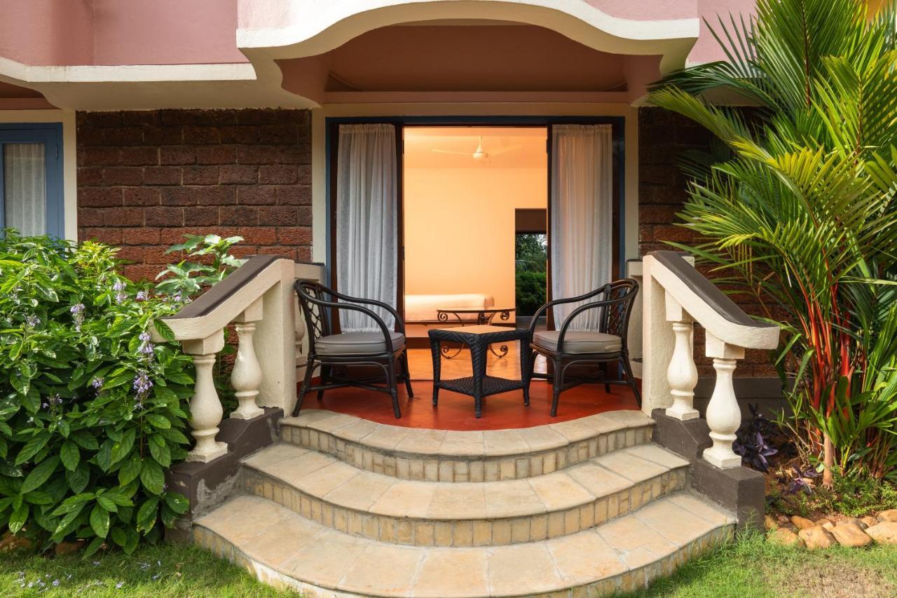 Coconut Grove Beach Resort Colva Exteriör bild