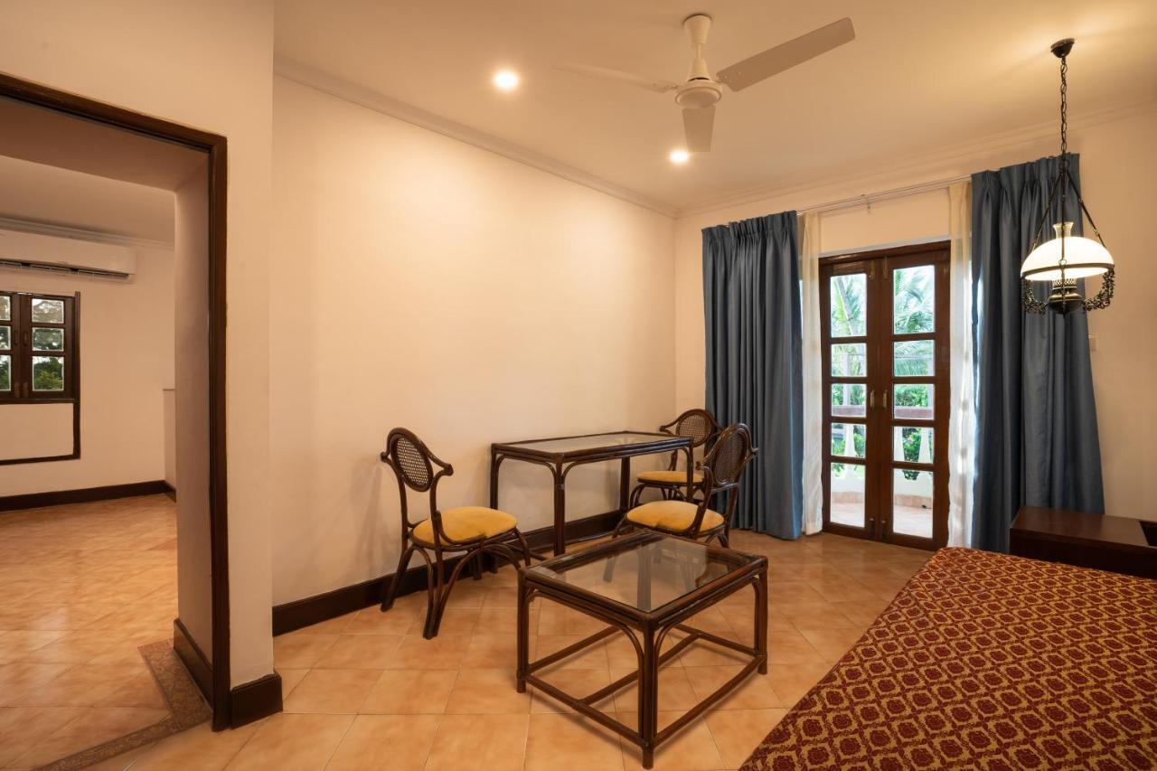 Coconut Grove Beach Resort Colva Exteriör bild