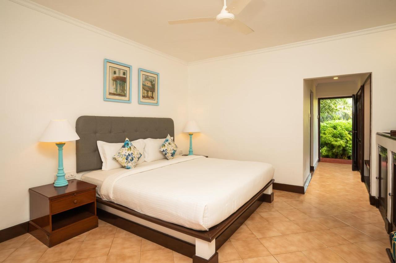 Coconut Grove Beach Resort Colva Exteriör bild