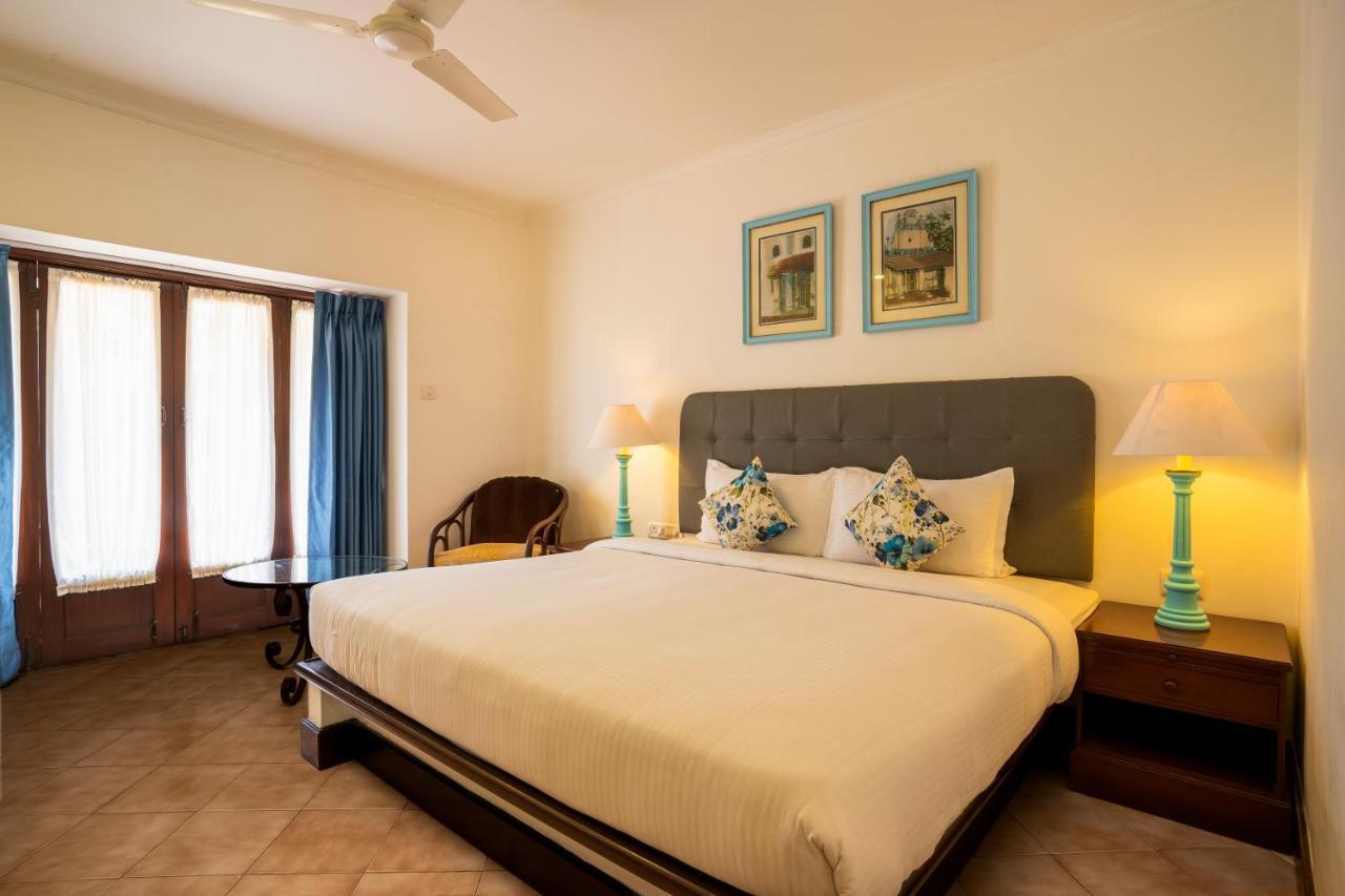 Coconut Grove Beach Resort Colva Exteriör bild