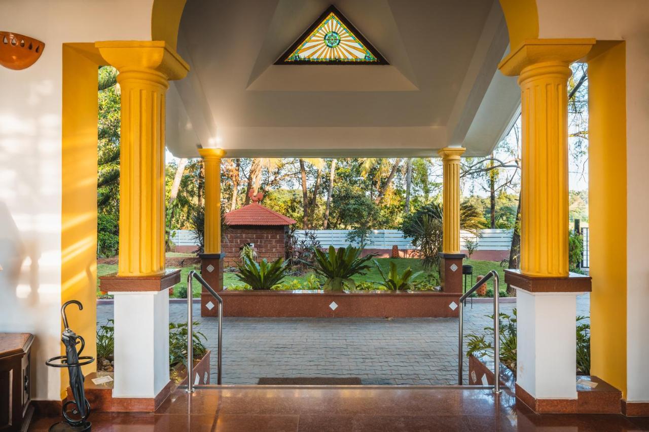 Coconut Grove Beach Resort Colva Exteriör bild